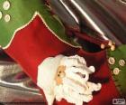 Рождественский носок украшен лице Санта Клауса и кнопки